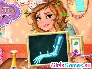 Игра София лечит руку в больнице